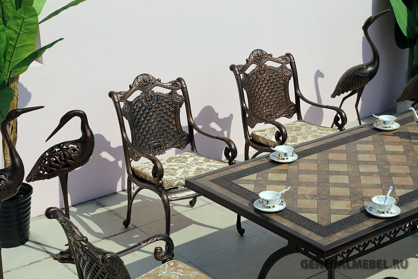 Обеденный комплект мебели из металла, стол большой с плиткой, стол с мозаикой, мебель из литого металла, чугунная мебель, стол для дачи