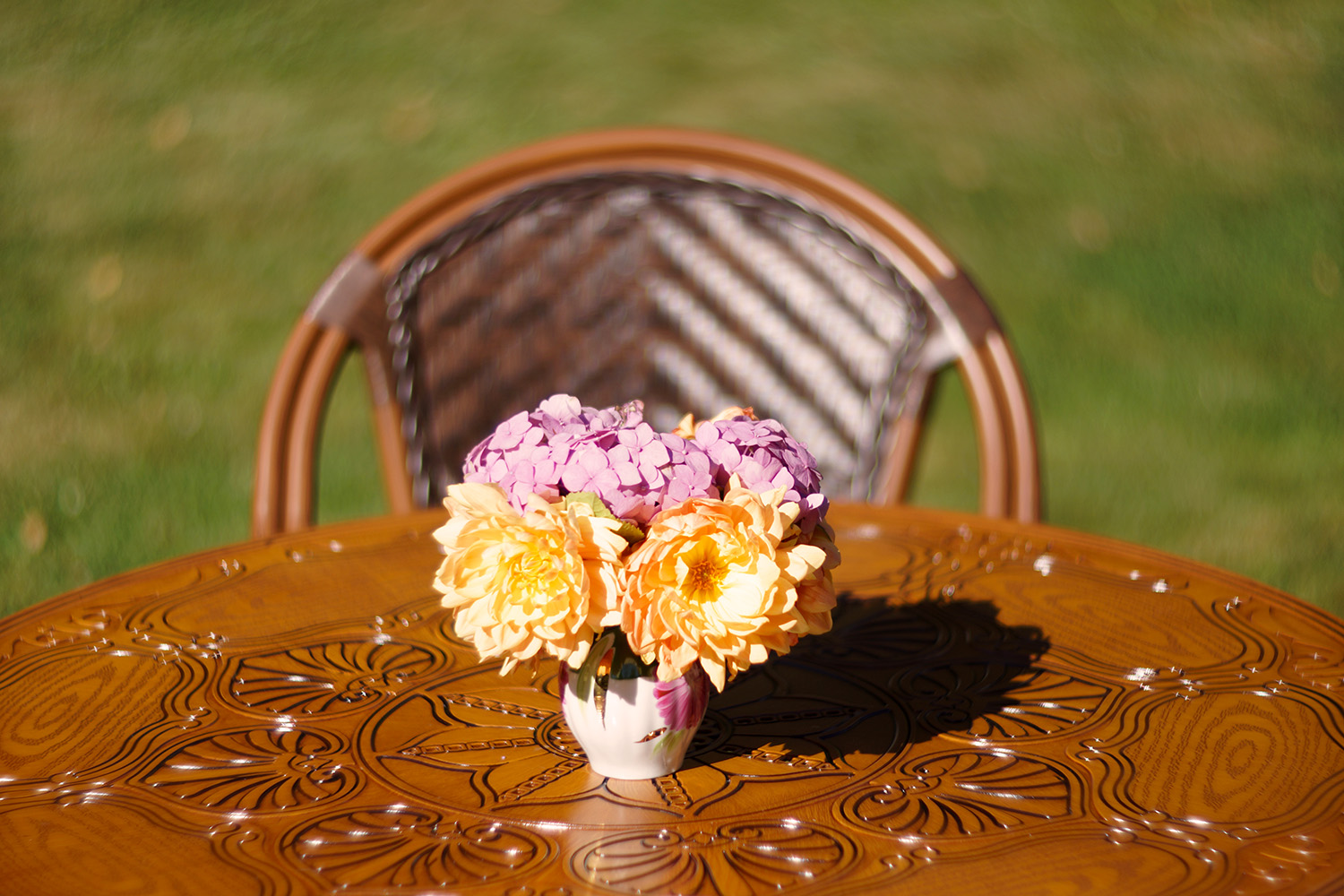 Плетёное кресло в сад на дачу, круглый садовый стол из литого алюминия под дерево, мебель на веранду и в беседку, фабрика садовой мебели, столы и кресла для дачи и загородного дома